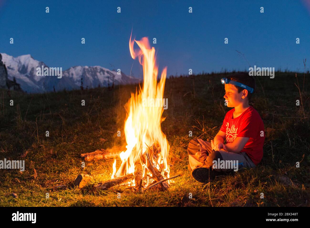 France, haute-Savoie (74), Mont blanc massif, Passy, Lachat d'en Haut, jeune randonneur devant un feu de camp Banque D'Images
