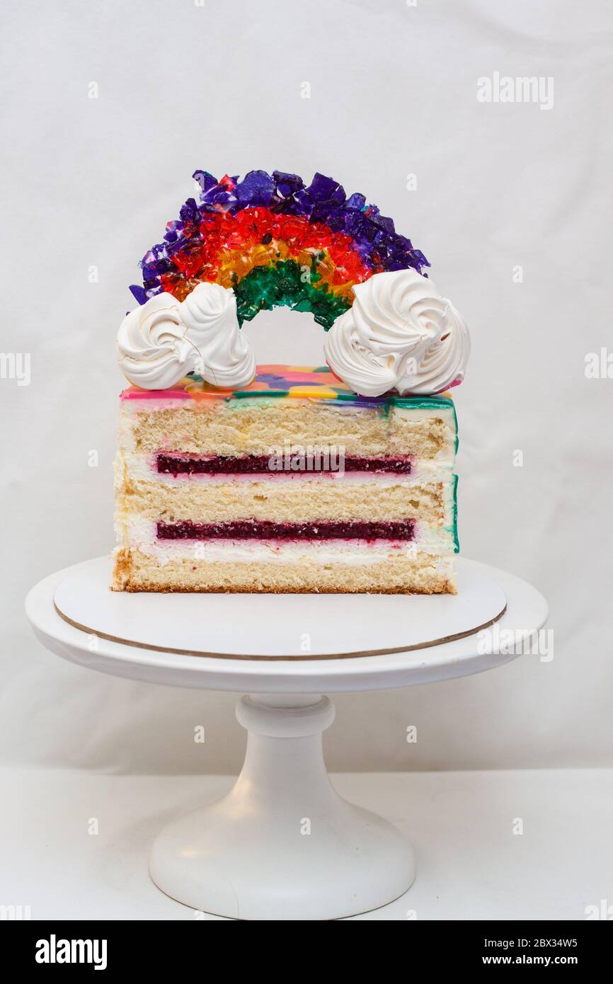 Tranche De Gateau D Anniversaire A La Vanille Avec Garniture Aux Baies Et Decoration Arc En Ciel Caramel Arriere Plan Ordinaire Espace De Copie Photo Stock Alamy