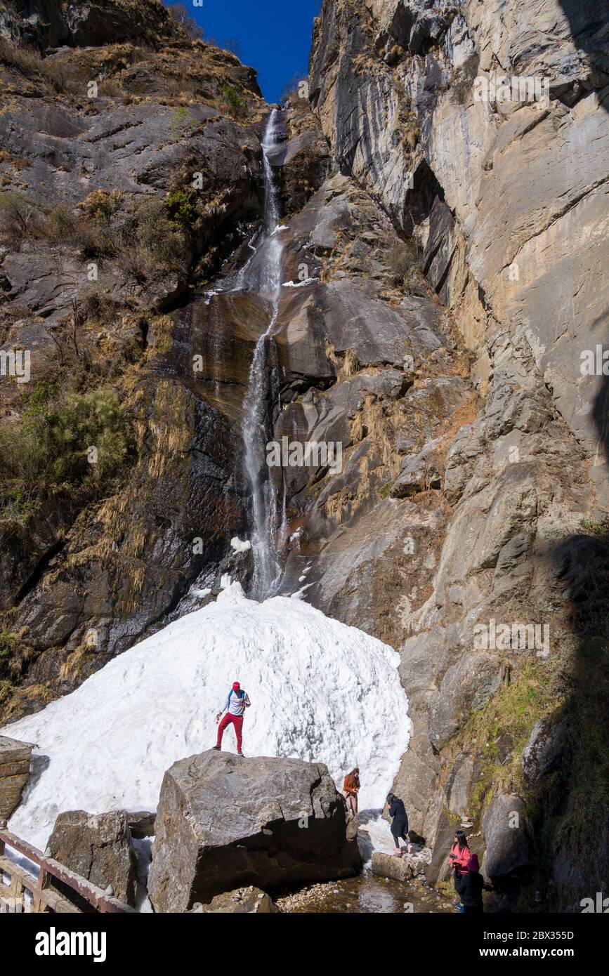 Les touristes font de la randonnée autour des cascades du monastère de Tiger’s Nest au Bhoutan. Banque D'Images