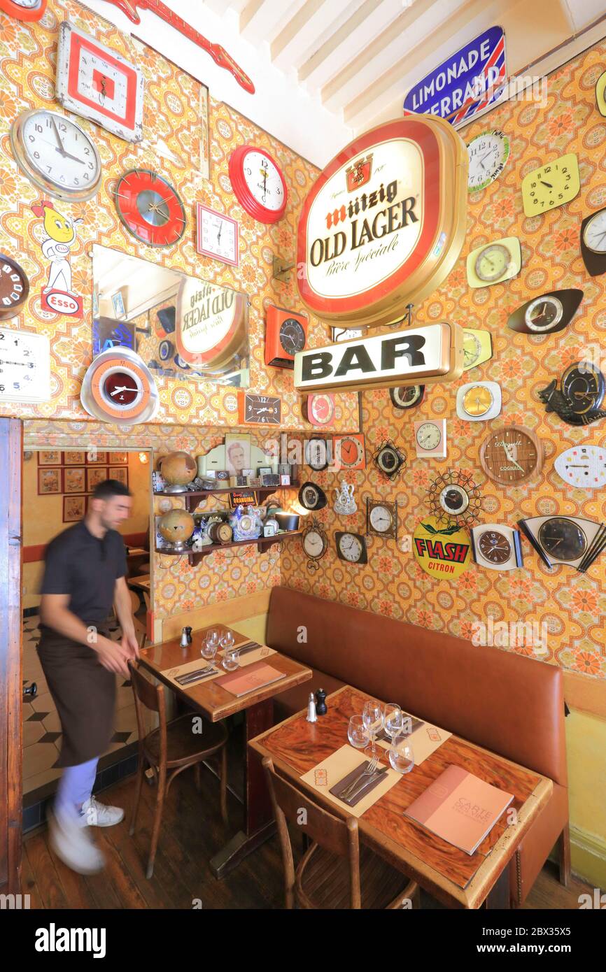 France, Rhône, Lyon, classé au patrimoine mondial de l'UNESCO, quartier de la Croix Rousse, le restaurant le Canut et les Gones a ouvert ses portes en 1994 dans un esprit de marché aux puces Banque D'Images