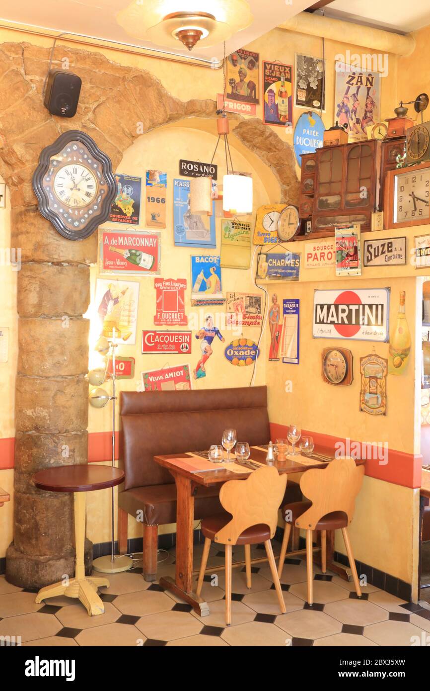 France, Rhône, Lyon, classé au patrimoine mondial de l'UNESCO, quartier de la Croix Rousse, le restaurant le Canut et les Gones a ouvert ses portes en 1994 dans un esprit de marché aux puces Banque D'Images