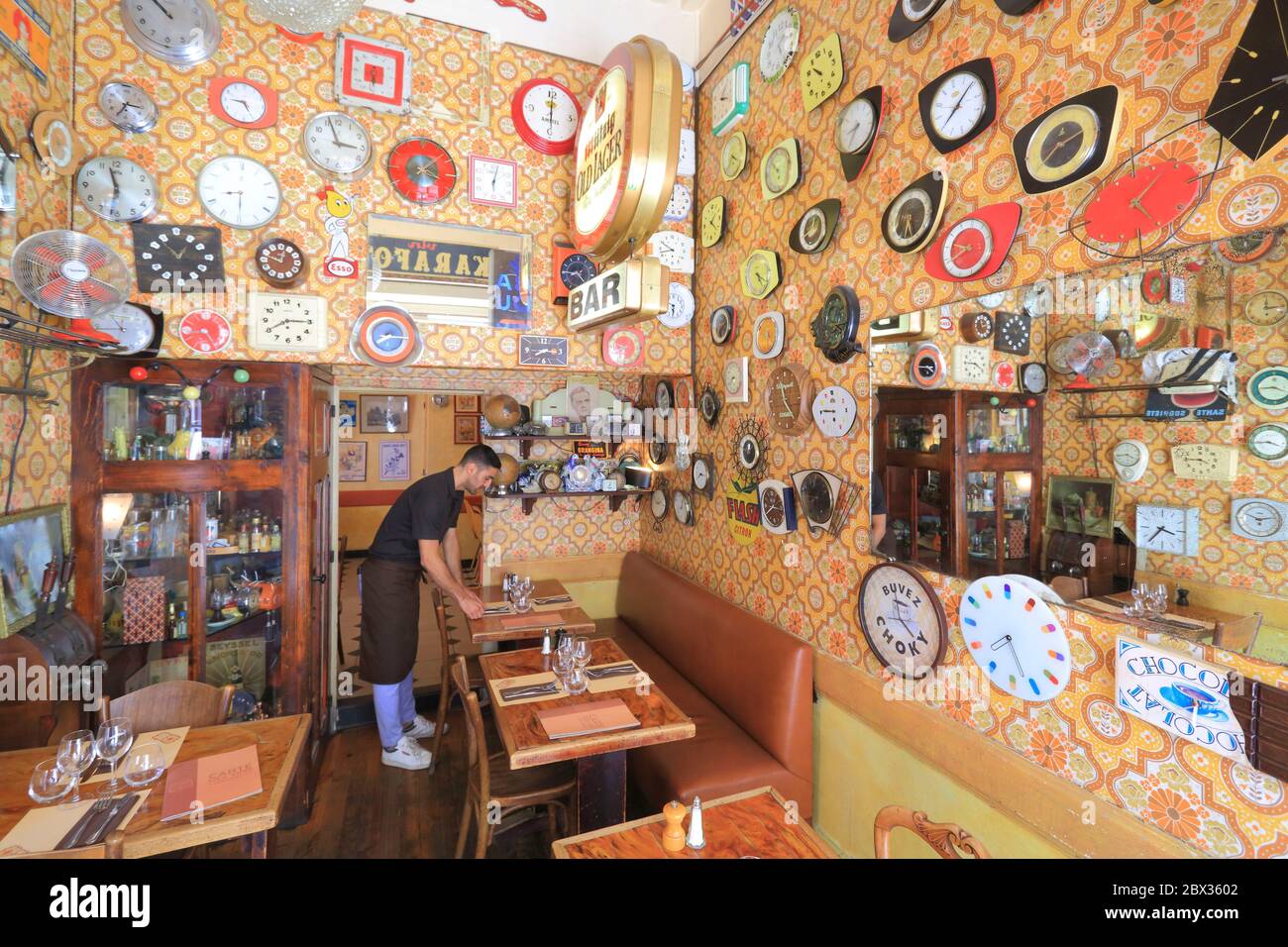 France, Rhône, Lyon, classé au patrimoine mondial de l'UNESCO, quartier de la Croix Rousse, le restaurant le Canut et les Gones a ouvert ses portes en 1994 dans un esprit de marché aux puces Banque D'Images