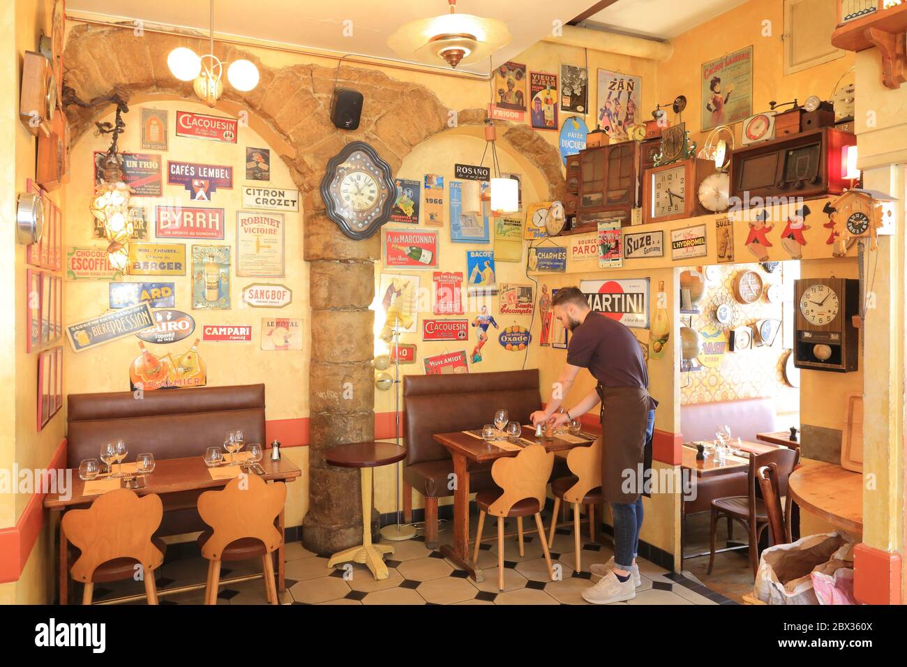 France, Rhône, Lyon, classé au patrimoine mondial de l'UNESCO, quartier de la Croix Rousse, le restaurant le Canut et les Gones a ouvert ses portes en 1994 dans un esprit de marché aux puces Banque D'Images