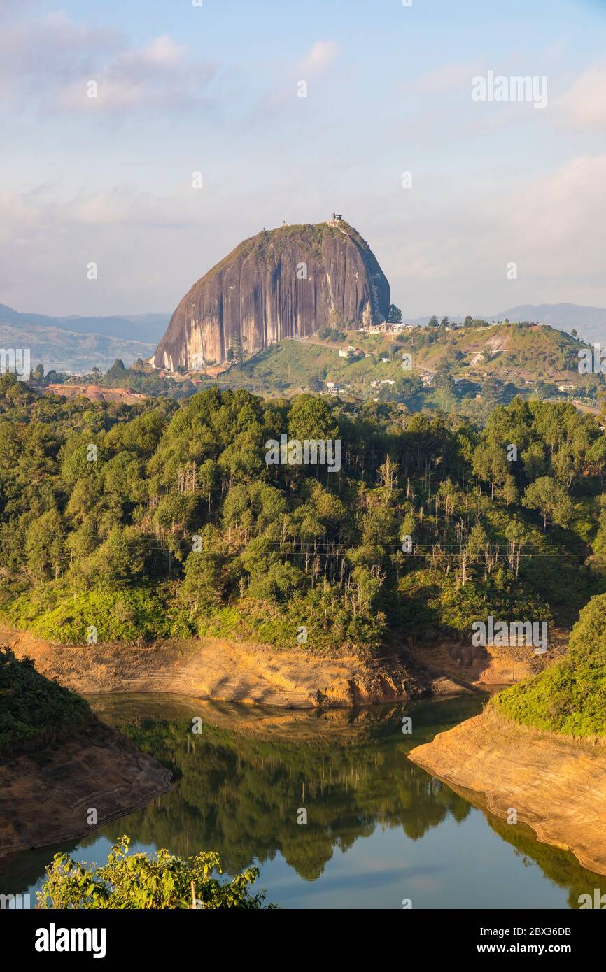 Colombie, département d'Antioquia, Guatape, piedra del penol ou el penon de Guatape Banque D'Images