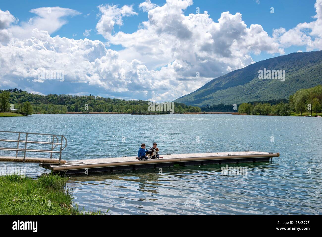 France, haute-Savoie (74), Seyssel, enfants avec un jeune chien sur un  ponton d'une base nautique sur le Rhône Photo Stock - Alamy