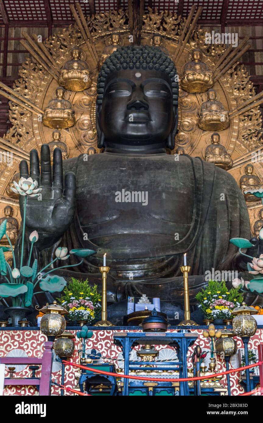 Nara / Japon - 12 mai 2018 : Grande statue de bronze de Daibutsu dans le temple Todai-ji, site classé au patrimoine mondial de l'UNESCO à Nara, Japon Banque D'Images