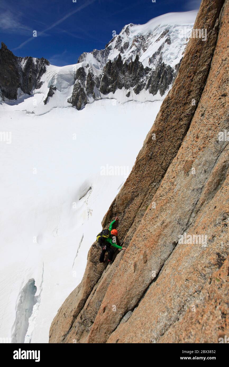 France, haute Savoie, Chamonix-Mont-blanc, massif du Mont blanc, alpiniste à la bougie de Tacul (3561 m) Banque D'Images