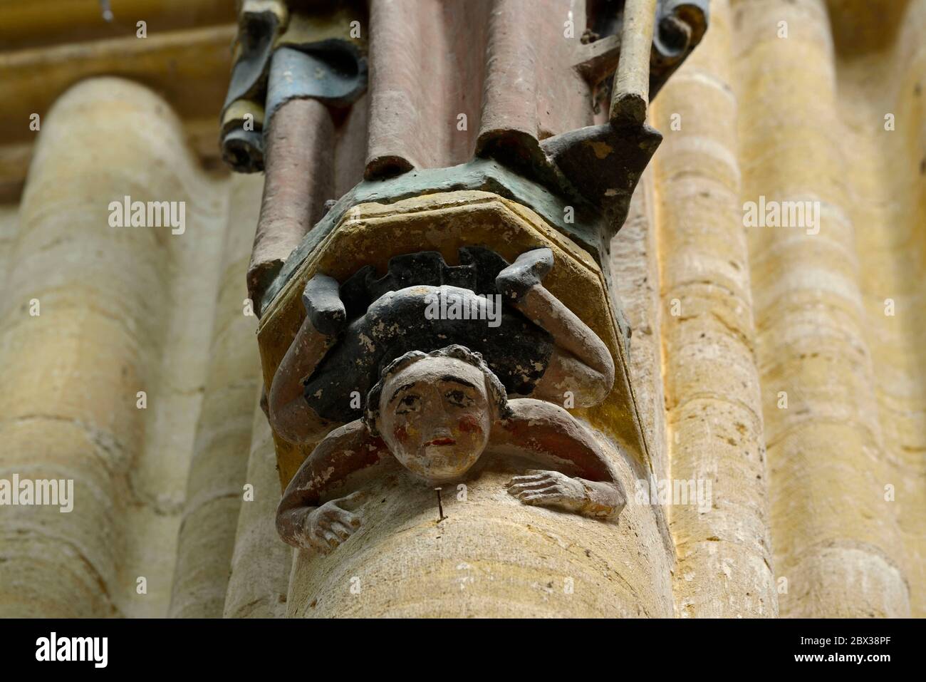 France, Meuse, Avioth, basilique notre-Dame du XIVe siècle, choeur, statue polychrome d'un apôtre, base sculptée, acrobat Banque D'Images