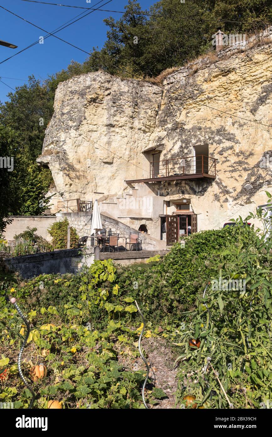 France, Loir et cher, vallée de la Loire classée au patrimoine mondial par l'UNESCO, village plein de galeries dont ont été extraites le tuffeau qui a permis de construire de nombreux châteaux de la Loire et d'autres bâtiments et maison avec ce que l'on appelle localement la pierre de Bourré, grotte habitation Banque D'Images