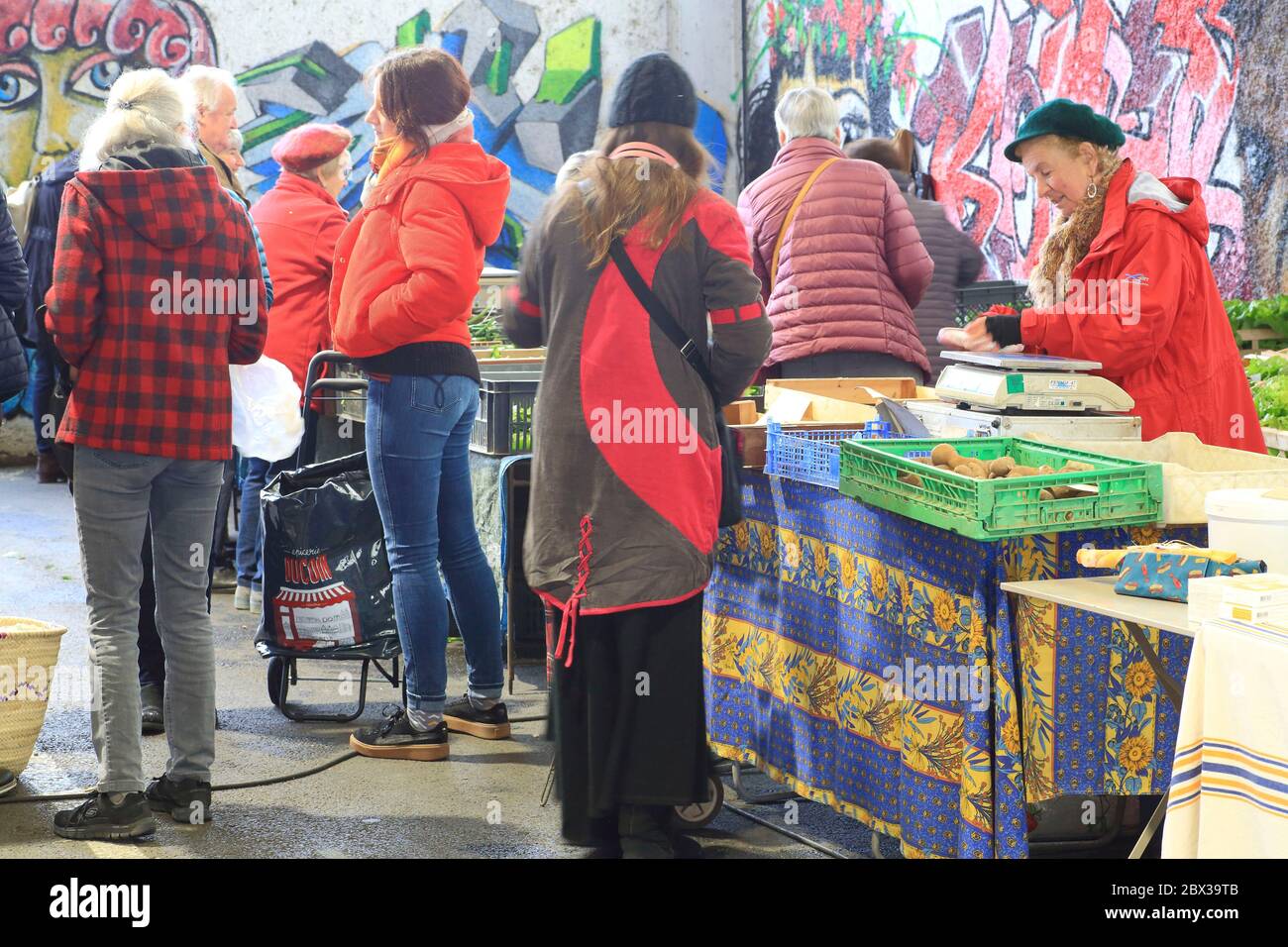 France, Pyrénées Atlantiques, Béarn, Oloron Sainte Marie, marché, vendeur de légumes locaux Banque D'Images