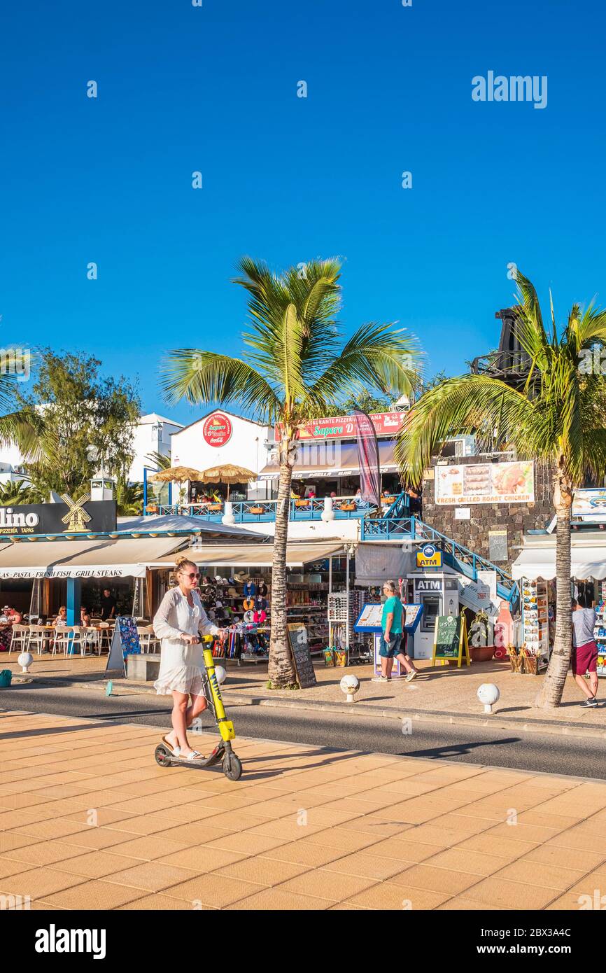 Espagne, îles Canaries, île Lanzarote, Puerto del Carmen, Avenida de Las Playas Banque D'Images