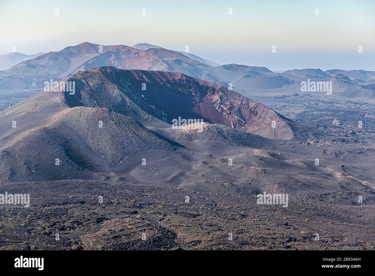 Espagne, îles Canaries, île Lanzarote, Parc naturel des Volcans de Los, vue panoramique de la Caldera Blanca, Montana Mazo o Negra et les volcans du parc national de Timanfaya en arrière-plan Banque D'Images