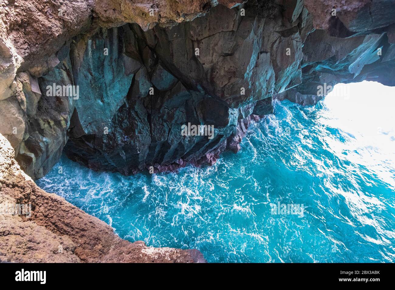 Espagne, îles Canaries, île de Lanzarote, Parc naturel des Volcans de Los, El Golfo, site naturel de Los Hervideros, grottes sculptées dans les coulées de lave anciennes Banque D'Images