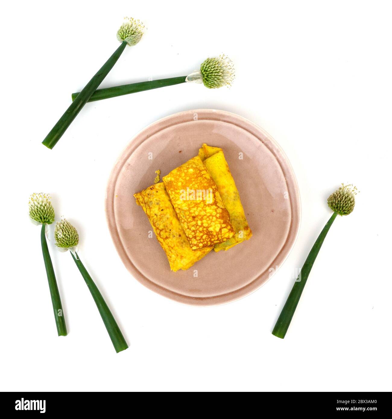 Crêpes fourrées maison sur une assiette sur fond blanc. Banque D'Images