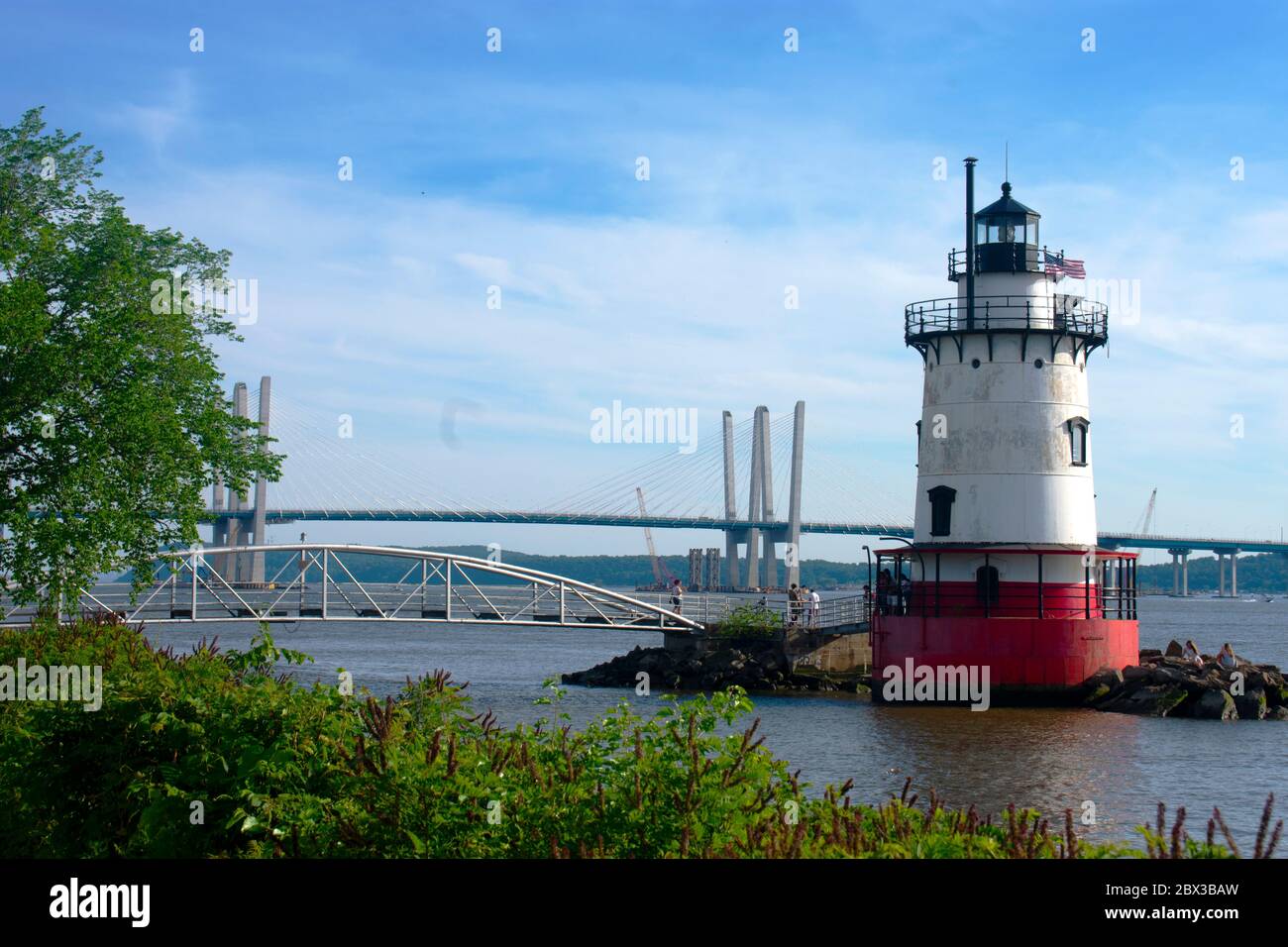 Petit phare rouge et blanc situé dans le comté de Westchester sur la rivière Hudson avec le pont Tappan Zee reconstruit en arrière-plan. Banque D'Images