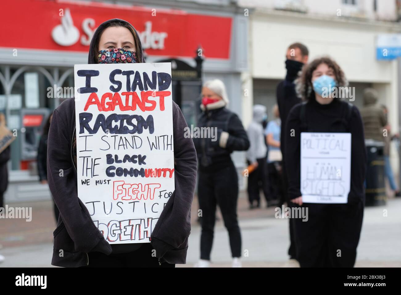 Hereford, Herefordshire, Royaume-Uni – jeudi 4 juin 2020 – des manifestants se rassemblent à Hereford dans le cadre de la campagne Black Lives Matter ( BLM ) en mémoire de George Floyd récemment tué par des policiers à Minneapolis, Minnesota, États-Unis. La taille de la foule était estimée à environ 800 personnes. Photo Steven May / Alamy Live News Banque D'Images