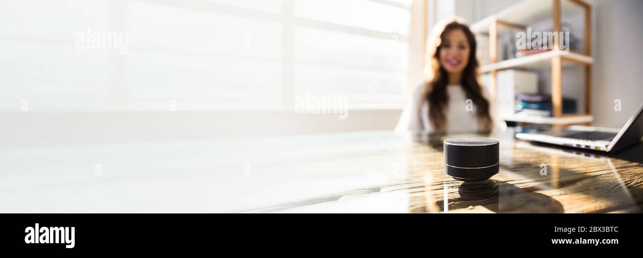 Haut-parleur Voice Assistant Smart. Contrôle à domicile et au bureau Banque D'Images