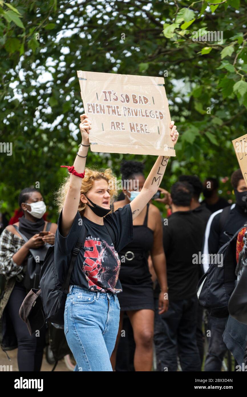 Une jeune fille blanche marchant et tenant un panneau à Black Lives Matters Protest à Hyde Park, Londres, 3 juin 2020 Banque D'Images