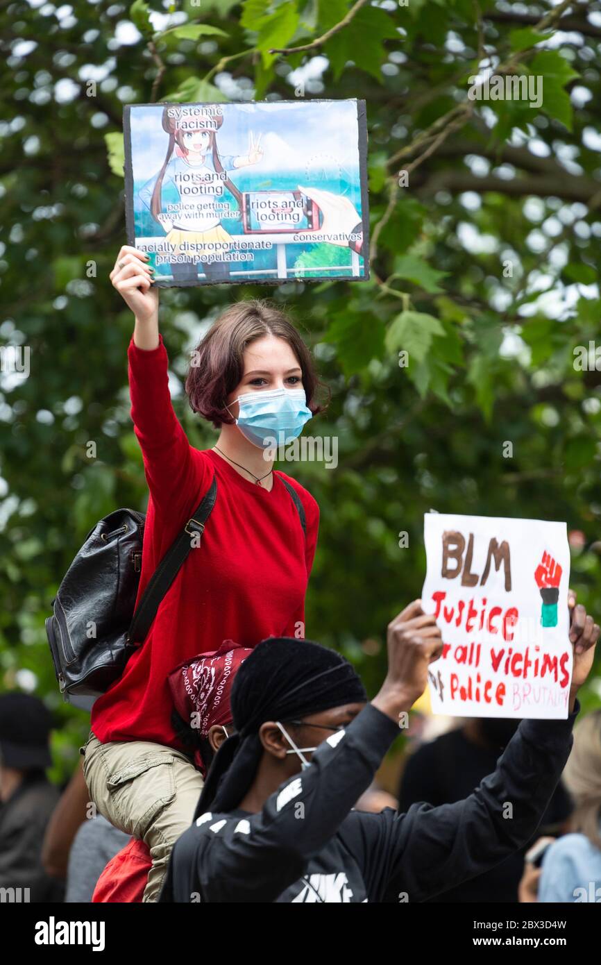Une jeune fille blanche qui fait du pigeback et qui porte un panneau à Black Lives Matters proteste à Hyde Park, Londres, le 3 juin 2020 Banque D'Images