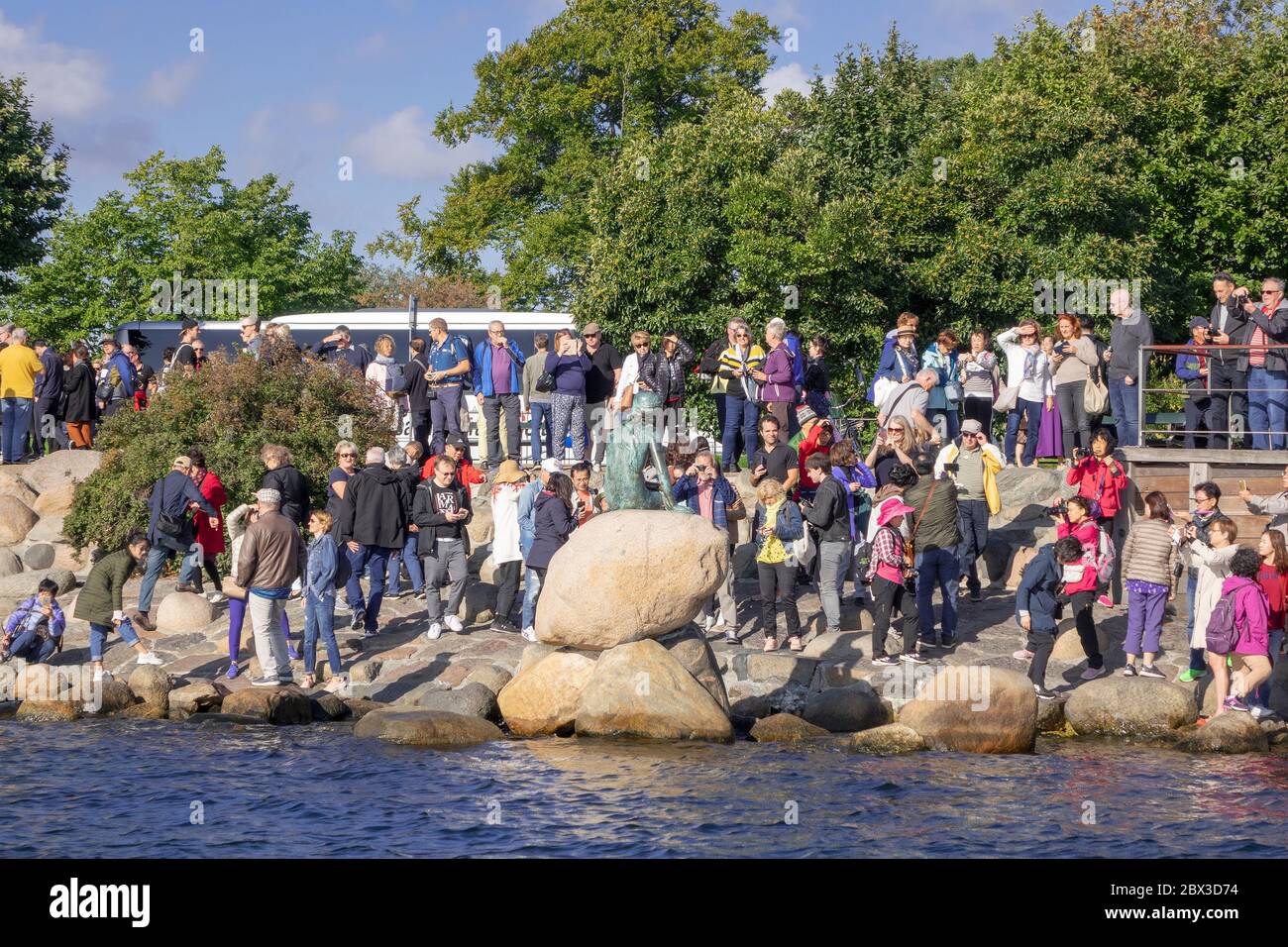 Les touristes se rassemblent autour de la statue de la petite Sirène dans le port de Copenhague Banque D'Images