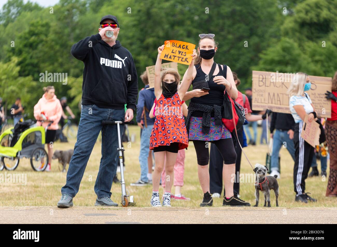 Une famille blanche au Black Lives Matters proteste à Hyde Park, Londres, 3 juin 2020 Banque D'Images