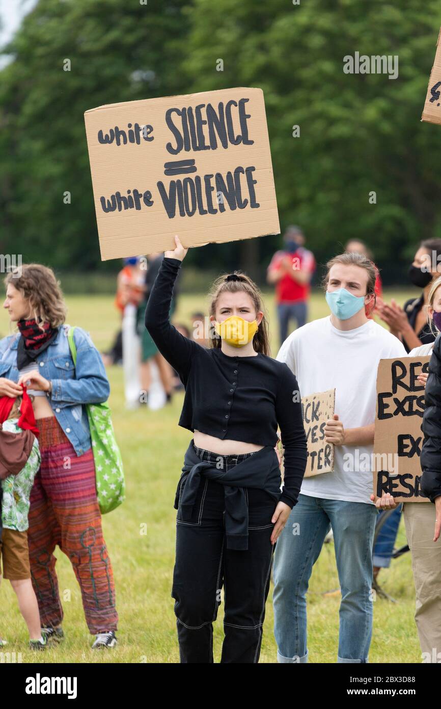 Une jeune fille blanche tenant un panneau à la manifestation Black Lives Matters à Hyde Park, Londres, 3 juin 2020 Banque D'Images
