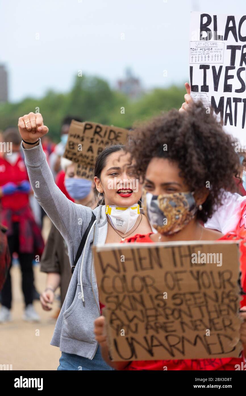 Une jeune fille avec son poing a grandi à la manifestation Black Lives Matters à Hyde Park, Londres, 3 juin 2020 Banque D'Images