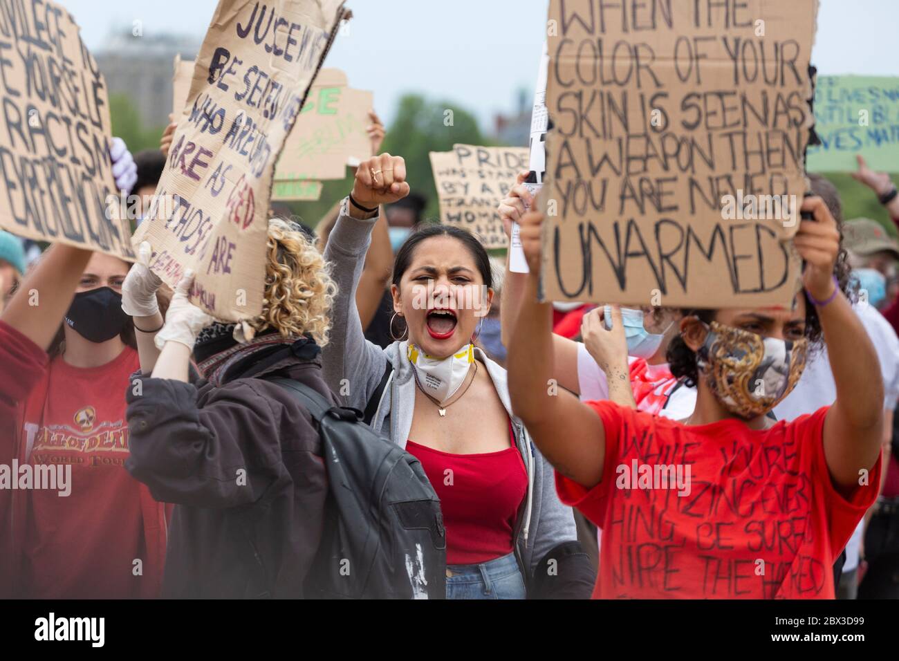 Une femme hurle avec son poing élevé à la manifestation Black Lives Matters à Hyde Park, Londres, 3 juin 2020 Banque D'Images