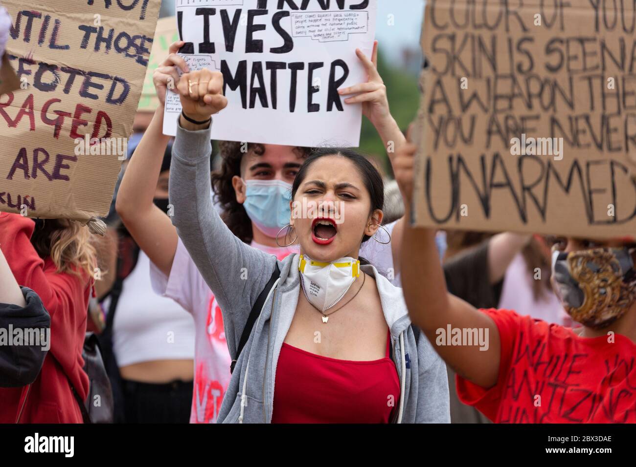Une femme criant avec son poing élevé à la manifestation Black Lives Matters à Hyde Park, Londres, 3 juin 2020 Banque D'Images