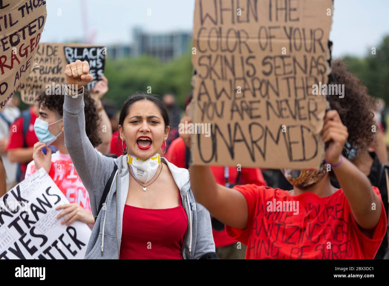 Une jeune fille avec son poing a grandi à la manifestation Black Lives Matters à Hyde Park, Londres, 3 juin 2020 Banque D'Images