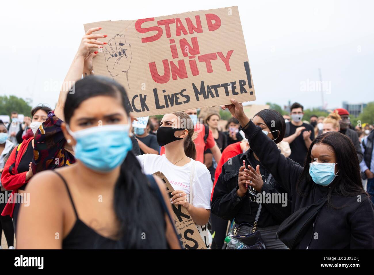 Un groupe de manifestants tenant un panneau à Black Lives Matters à Hyde Park, Londres, 3 juin 2020 Banque D'Images