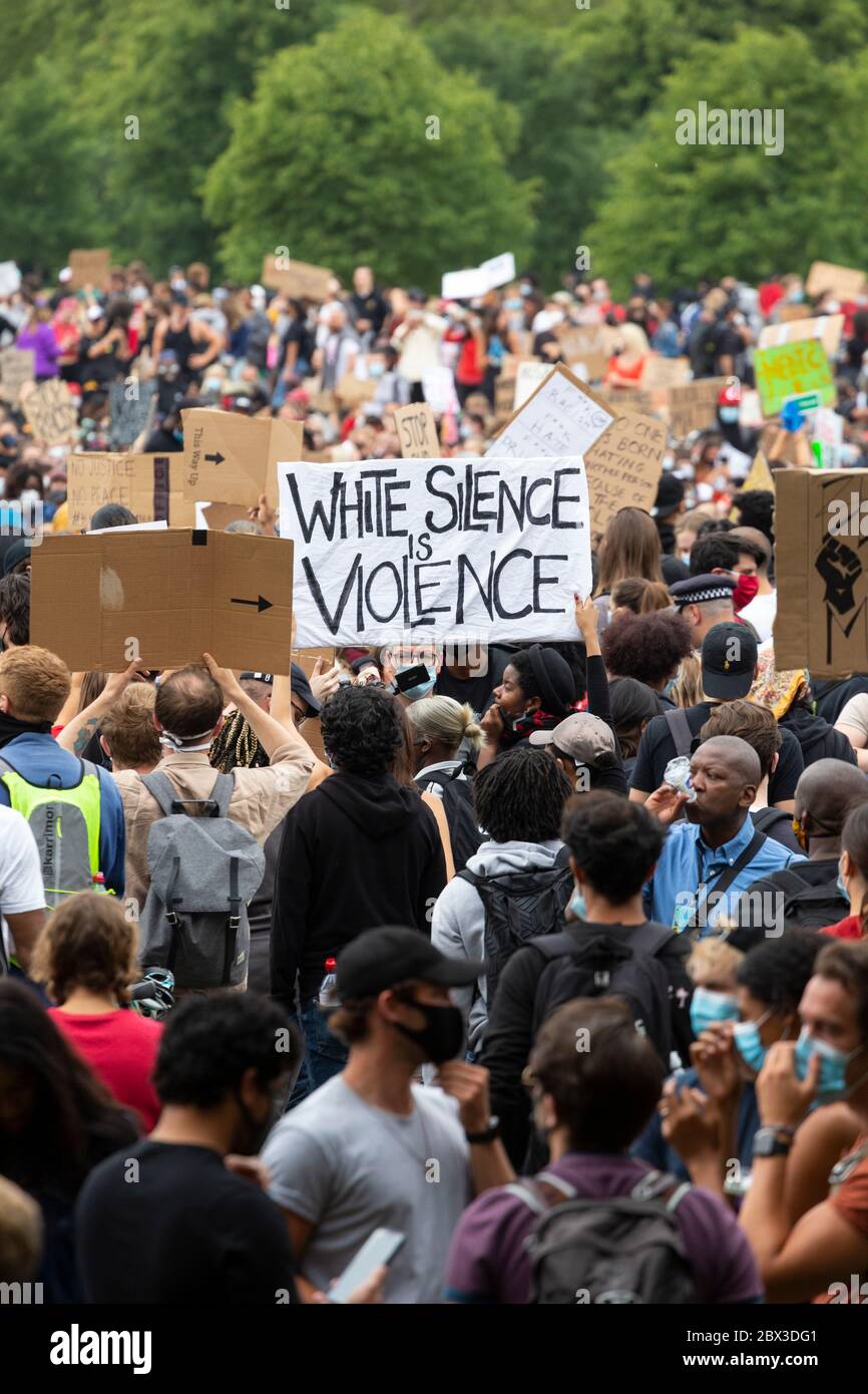 Des panneaux se sont tenus au-dessus d'une foule lors de la manifestation Black Lives Matters à Hyde Park, Londres, le 3 juin 2020 Banque D'Images