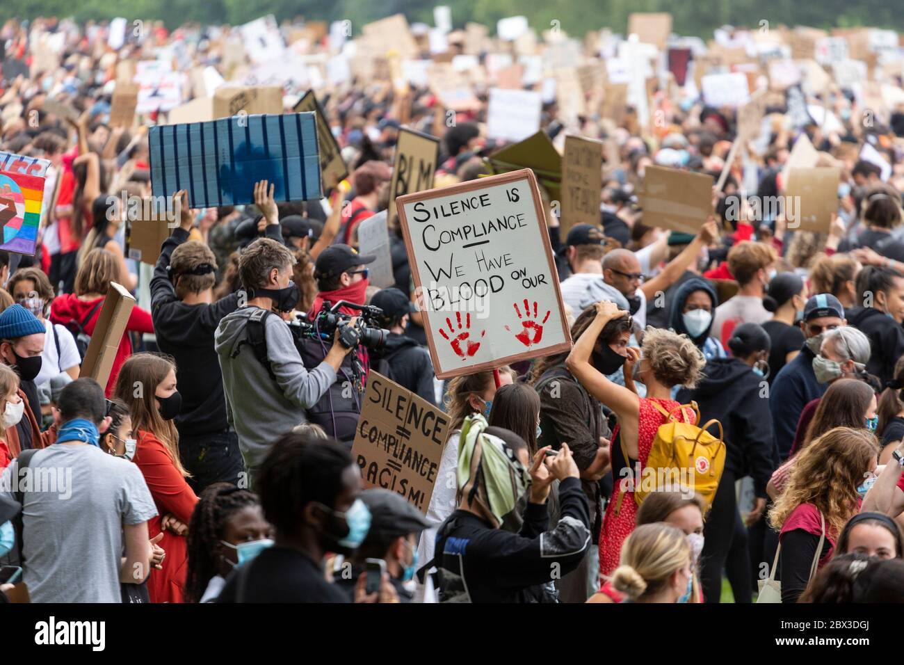 Des panneaux se sont tenus au-dessus de la foule lors de la manifestation Black Lives Matters à Hyde Park, Londres, le 3 juin 2020 Banque D'Images