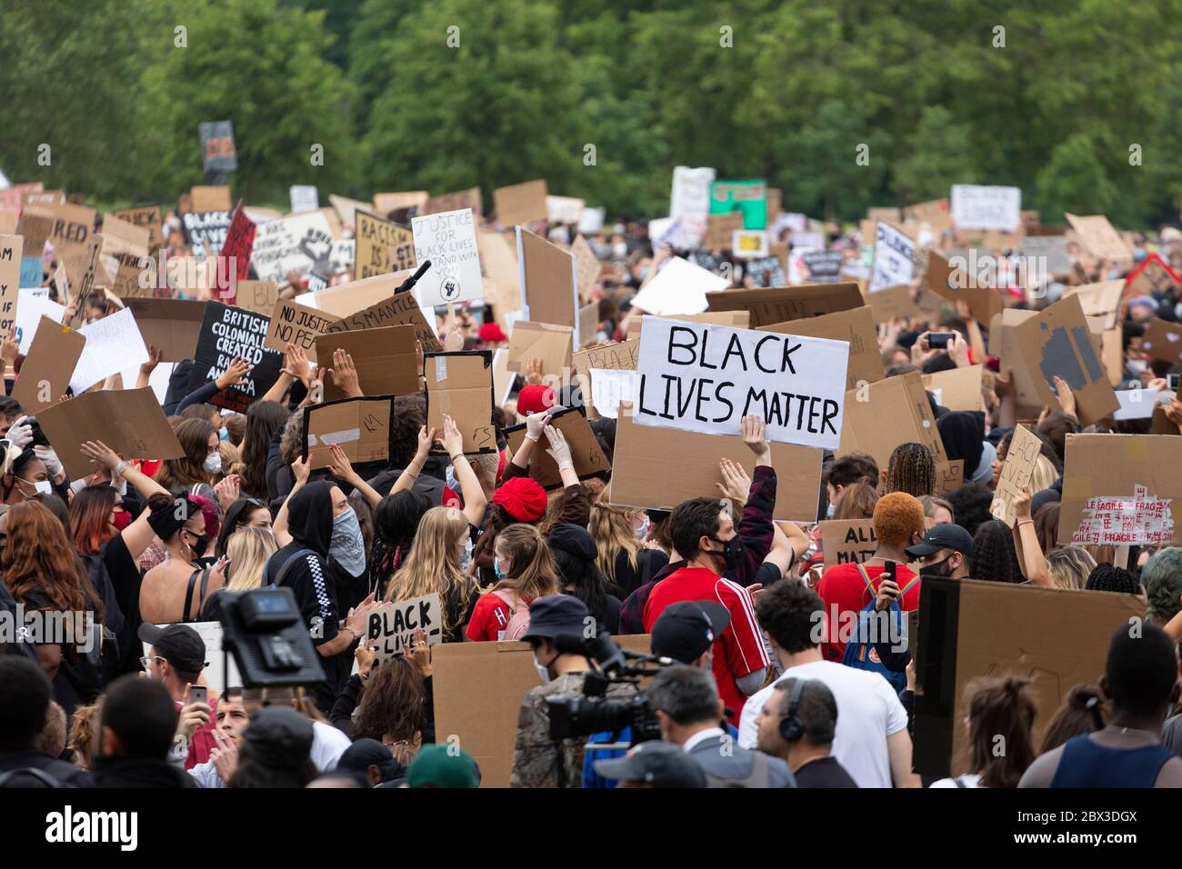 Des panneaux se sont tenus au-dessus de la foule lors de la manifestation Black Lives Matters à Hyde Park, Londres, le 3 juin 2020 Banque D'Images