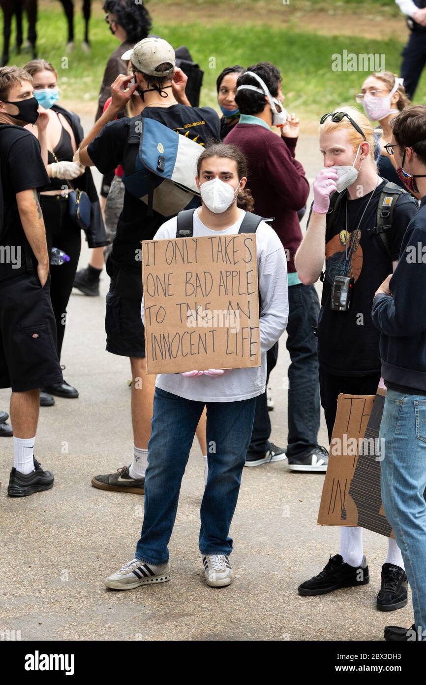 Un jeune homme debout et portant un panneau à la manifestation Black Lives Matters à Hyde Park, Londres, 3 juin 2020 Banque D'Images