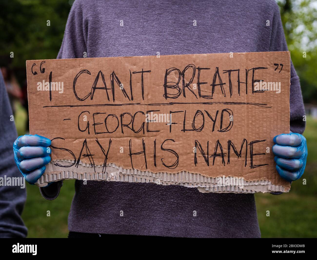 4 juin 2020. Rochester, Kent. Royaume-Uni. Un manifestant tient un signe lors d'une protestation de Black Lives Matter avec les derniers mots de George Floyd Banque D'Images