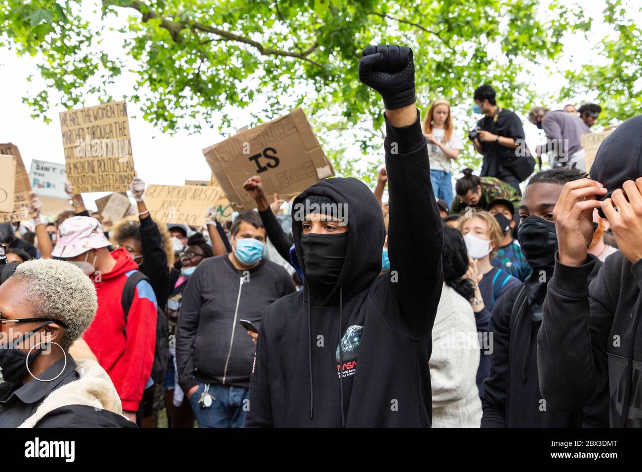 Un homme avec son poing élevé dans une foule à Black Lives Matters Protest à Hyde Park, Londres, 3 juin 2020 Banque D'Images