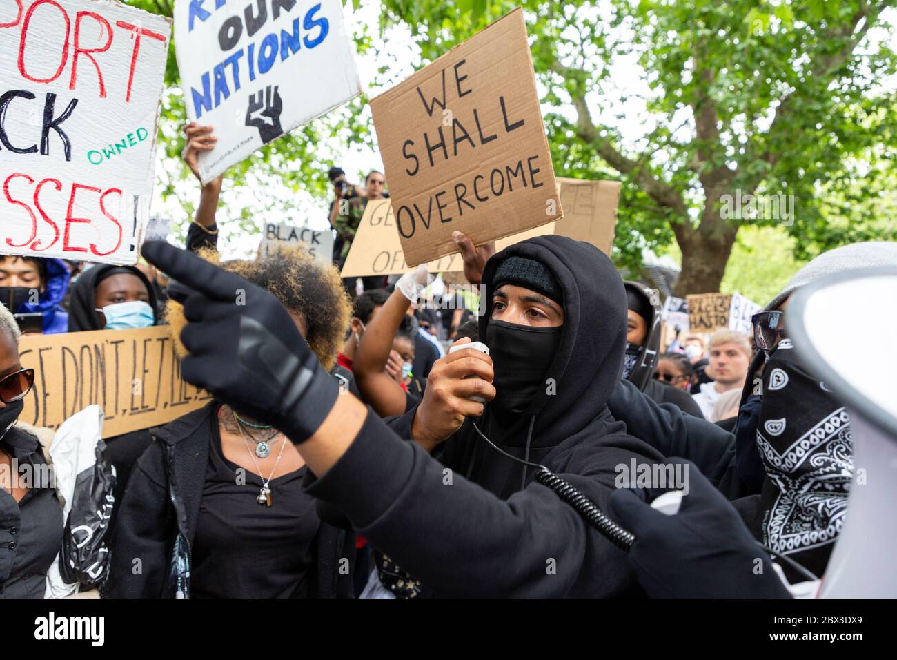Un homme qui pointe son plus fin devant The Black Lives Matters proteste à Hyde Park, Londres, 3 juin 2020 Banque D'Images