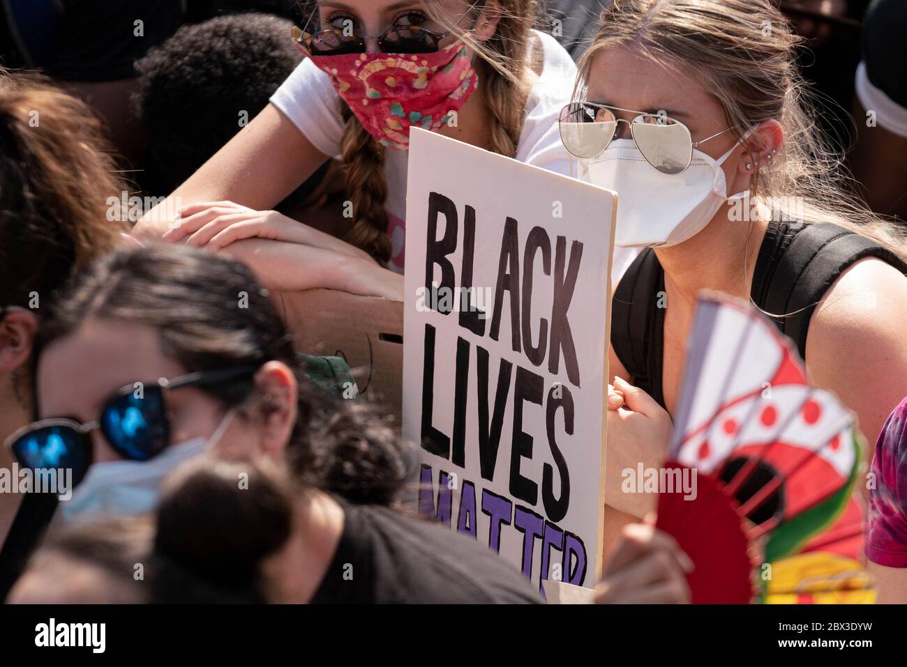 Washington, États-Unis. 04e juin 2020. Les manifestants se rassemblent lors d'une manifestation contre la brutalité policière et la mort de George Floyd le jeudi 4 juin 2020 au mémorial MLK à Washington. Les manifestations se poursuivent dans tout le pays à la suite du décès de George Floyd, tué en détention à Minneapolis le 25 mai. Photo de Ken Cedeno/UPI crédit: UPI/Alay Live News Banque D'Images