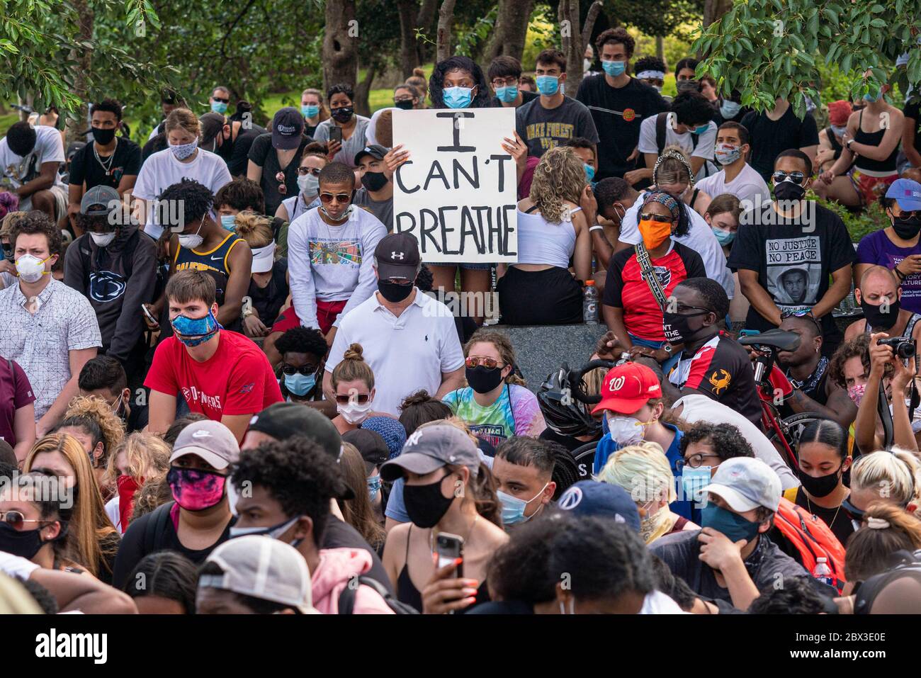 Washington, États-Unis. 04e juin 2020. Les manifestants se rassemblent lors d'une manifestation contre la brutalité policière et la mort de George Floyd le jeudi 4 juin 2020 au mémorial MLK à Washington. Les manifestations se poursuivent dans tout le pays à la suite du décès de George Floyd, tué en détention à Minneapolis le 25 mai. Photo de Ken Cedeno/UPI crédit: UPI/Alay Live News Banque D'Images