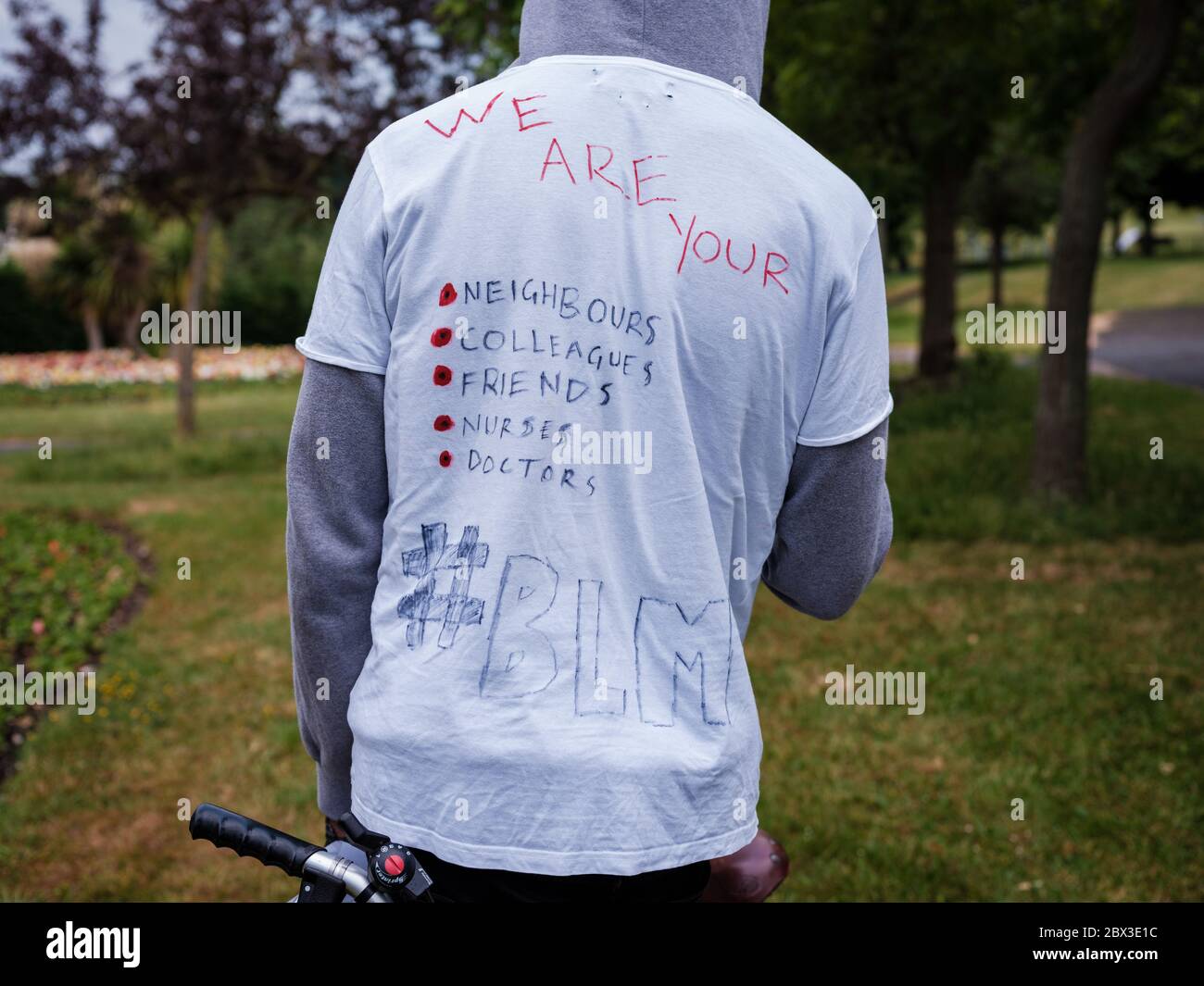 4 juin 2020. Rochester, Kent. Angleterre. Royaume-Uni. Un manifestant portant un t-shirt manuscrit pour soutenir les vies noires à Rochester. Banque D'Images