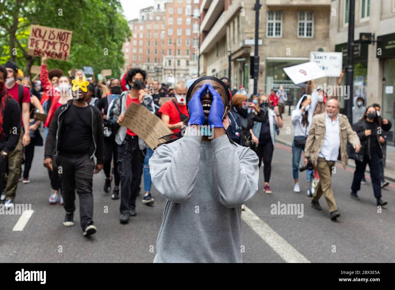 Un manifestant se réjouira de ses mains gantées et crira au Black Lives Matters, manifestation à Londres, le 3 juin 2020 Banque D'Images