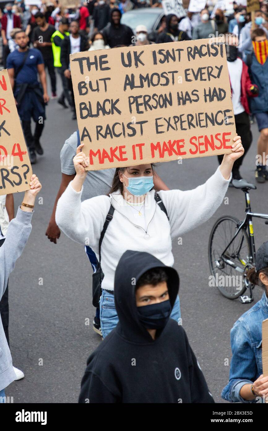 Une jeune fille blanche tenant un panneau pendant la marche à Black Lives Matters proteste à Londres, le 3 juin 2020 Banque D'Images