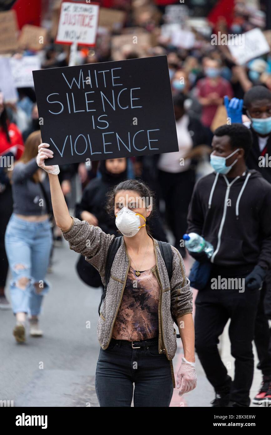 Une jeune fille blanche marchant et tenant un panneau à Black Lives Matters proteste à Londres, le 3 juin 2020 Banque D'Images