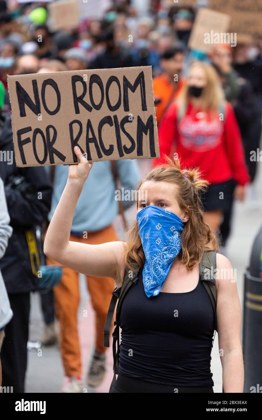Une fille blanche tient un panneau tout en marchant à la manifestation Black Lives Matters à Londres, le 3 juin 2020 Banque D'Images