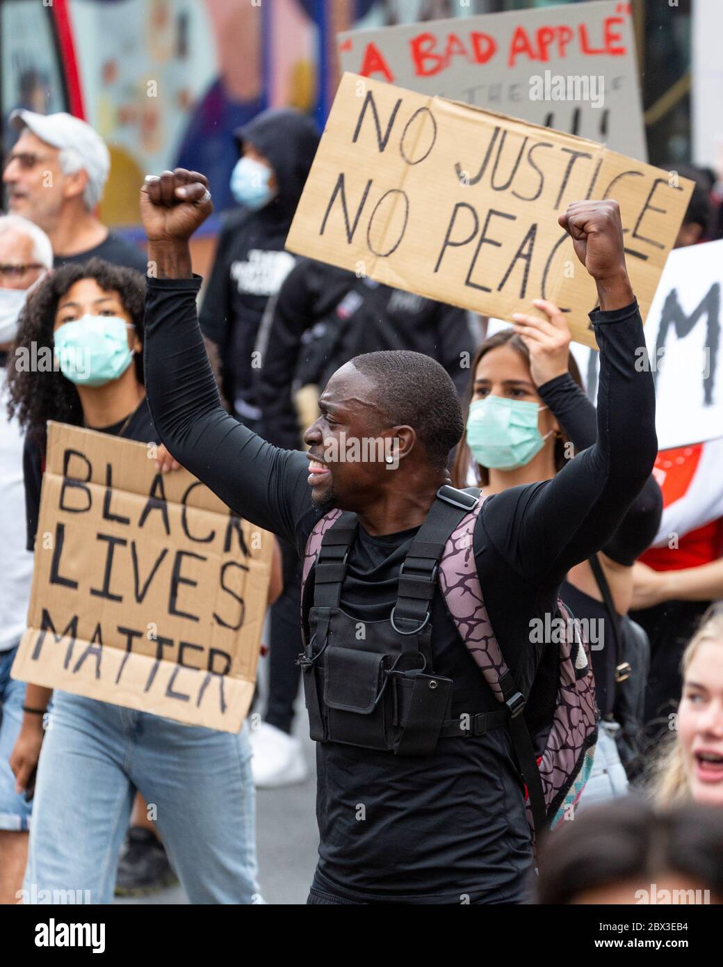 Un homme lève deux poings tout en marchant devant le Black Lives Matters, une manifestation à Londres, le 3 juin 2020 Banque D'Images