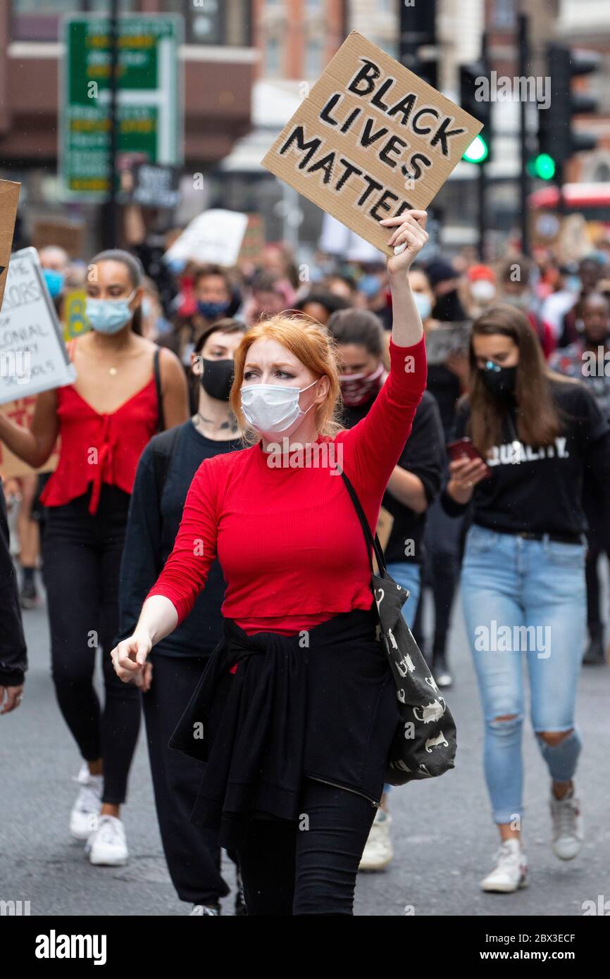 Une jeune fille blanche tient un panneau tout en marchant à la Black Lives Matters de protestation à Londres, 3 juin 2020 Banque D'Images