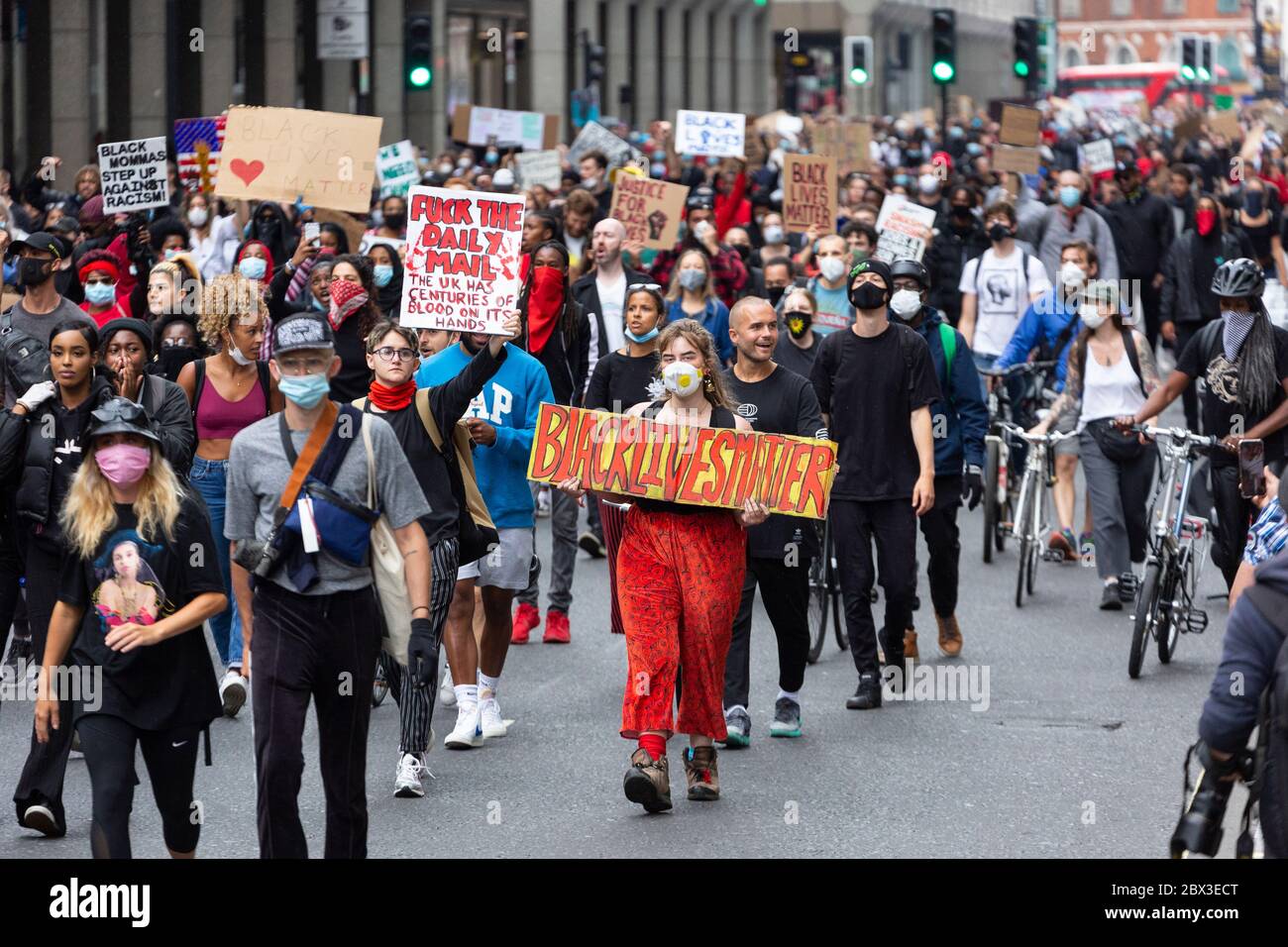 Une foule marchant dans le Black Lives a des manifestations importantes à Londres, le 3 juin 2020 Banque D'Images