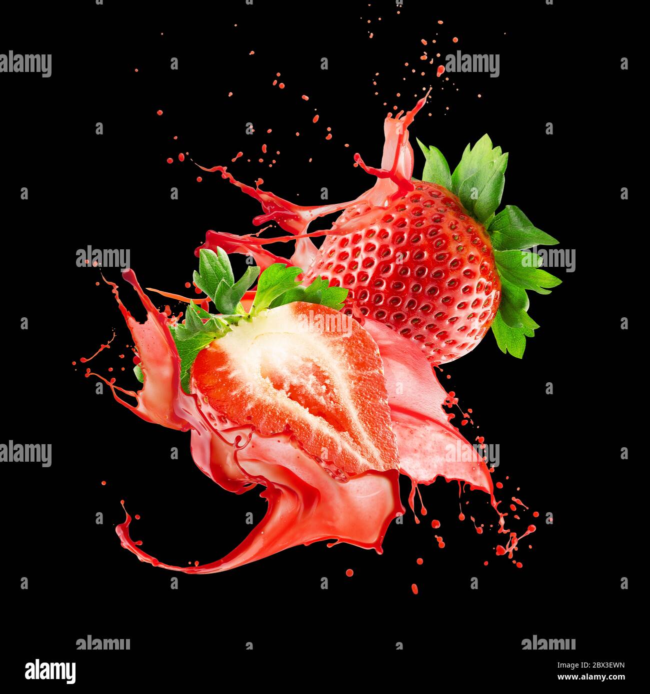 les fraises au jus rouge éclabousser sur fond noir. Banque D'Images