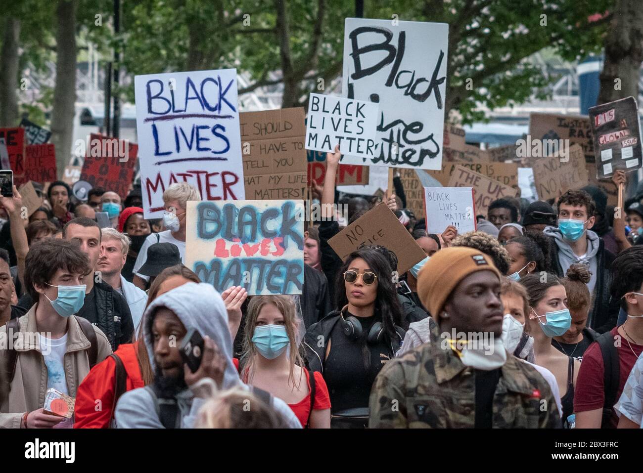 Des milliers de militants et de partisans de Black Lives Matter (BLM) se réunissent à Hyde Park, Londres, pour protester contre la mort de George Floyd aux États-Unis. Banque D'Images